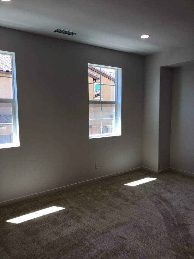 Building Photo - West Creek - 3 bedroom, 2.5 bath Townhome!
