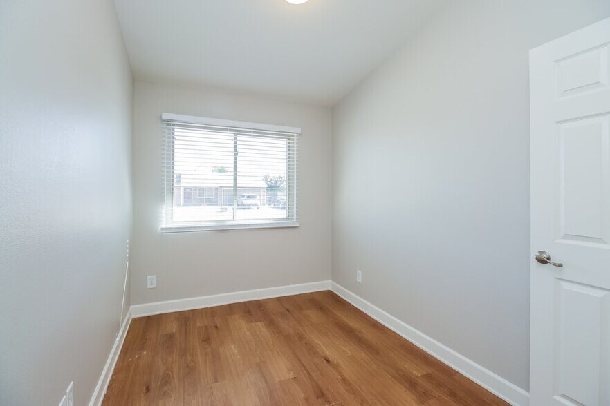 Building Photo - 7008 W Canterbury Dr