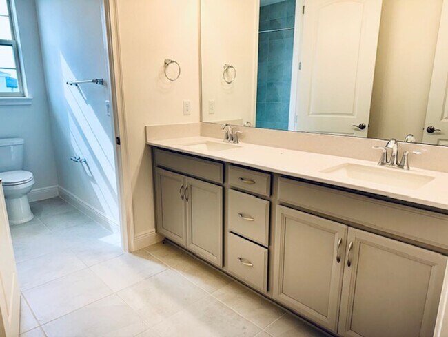 Building Photo - Home For Rent In Saint Cloud with 5 Bedroom/3 Baths