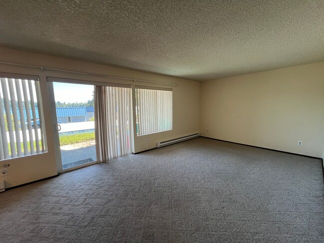 Building Photo - Lower Unit in Prime Bremerton Location wit...