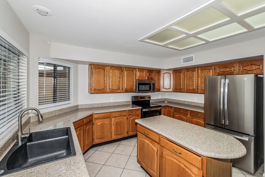 Building Photo - 6934 W Kristal Way