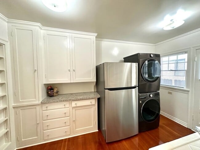 Building Photo - 1417 Bank St