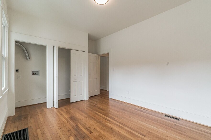 Building Photo - 512 Granville Dr SW