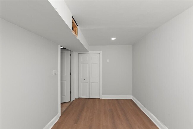 Building Photo - 941 W Windsor Ave