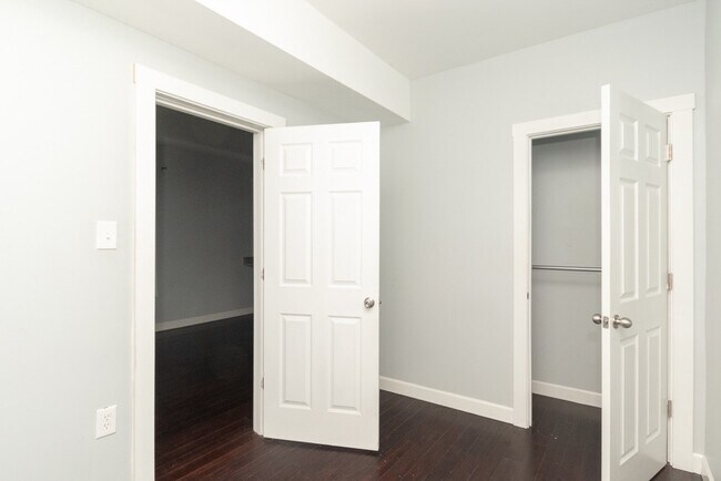 Building Photo - 2968 N Ridgeway Ave