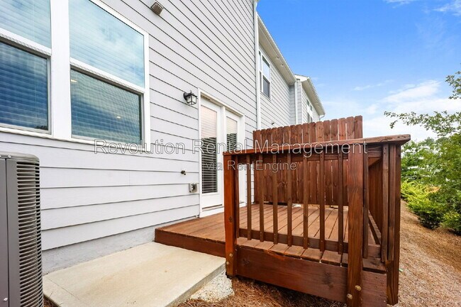 Building Photo - 544 Magnolia Cir