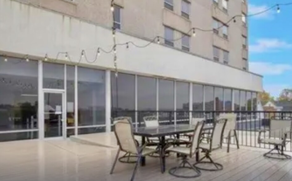 Roof top patio - 105 N 31st Ave