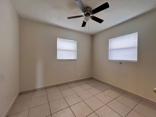 Building Photo - Charming 3 bed 1 bath Single Family Home w...