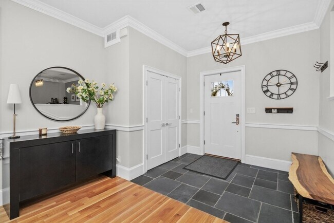 Building Photo - 322 Bunker Hill St