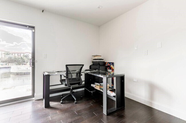 Building Photo - 2809 NE 14th Ave