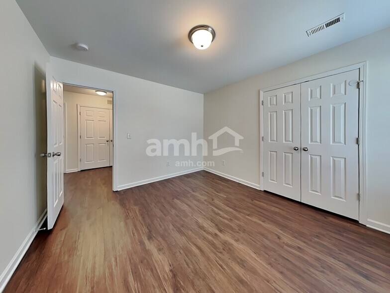Building Photo - 2718 Quail Oaks Dr