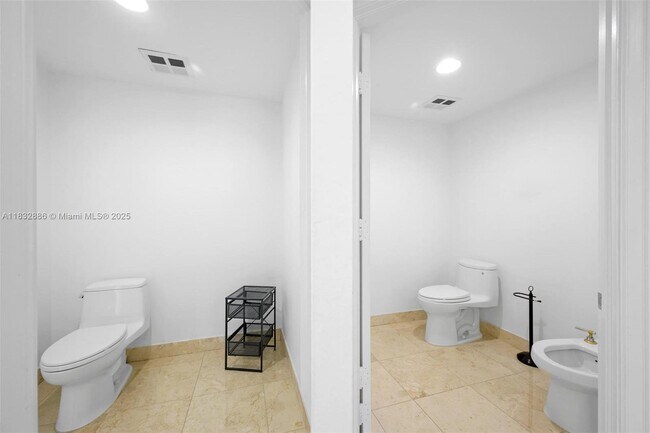 Building Photo - 20201 E Country Club Dr