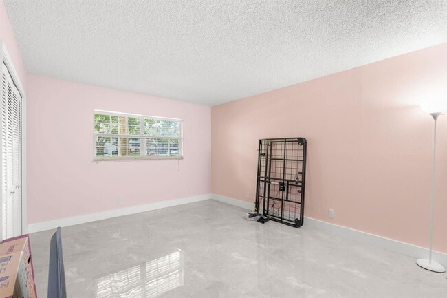 Building Photo - 500 Oaks Ln