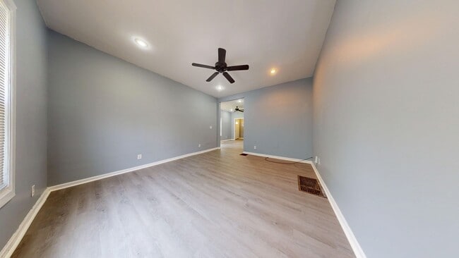 Building Photo - Large 4 bedroom, 1 1/2 baths