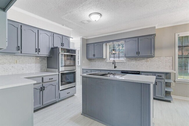 Building Photo - 7801 Autumn Creek Dr