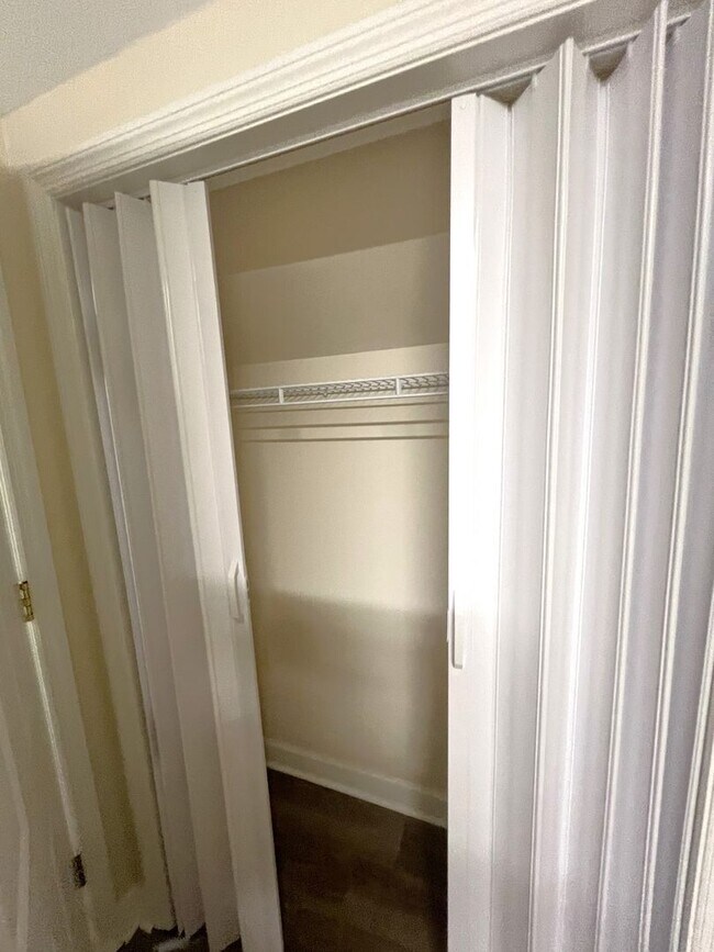 Building Photo - 1 BEDROOM STUDIO APT WALKING DISTANCE TO UNCW! FINALLY SOME PRIVACY!