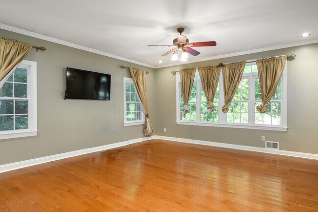 Building Photo - 4878 Long Island Dr NE