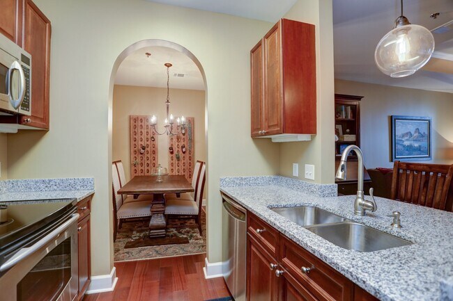 Building Photo - Luxurious One Bedroom Condo in Buckhead!