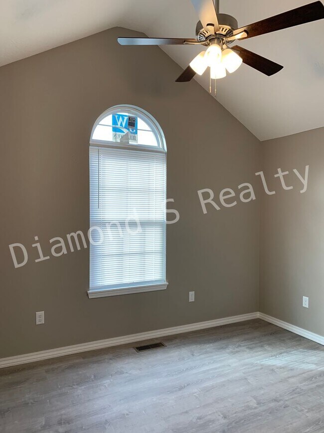 Building Photo - 5 Bedroom Home Located in Ozark!