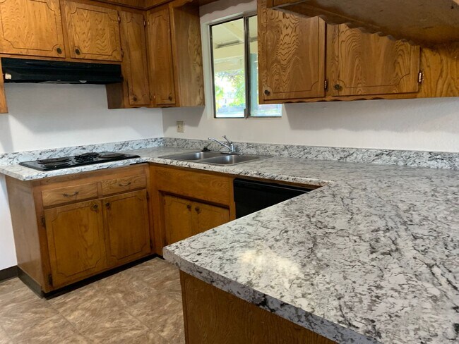 Building Photo - 4 bedroom home in convenient location on Alta Mesa Dr.