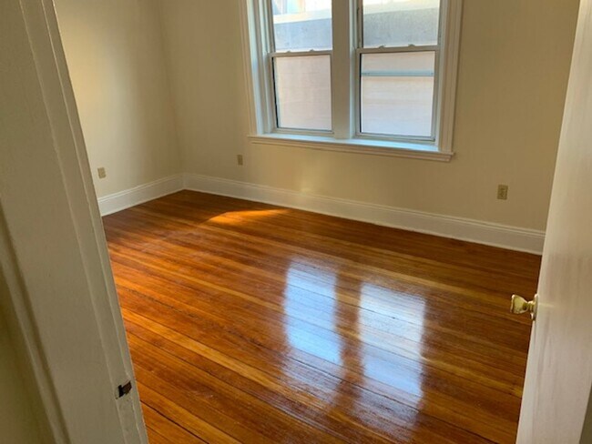 Building Photo - Great 2 Bed Available NOW