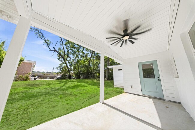 Building Photo - 1827 Fernando Dr