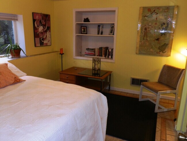 Building Photo - 208 27th Ave E