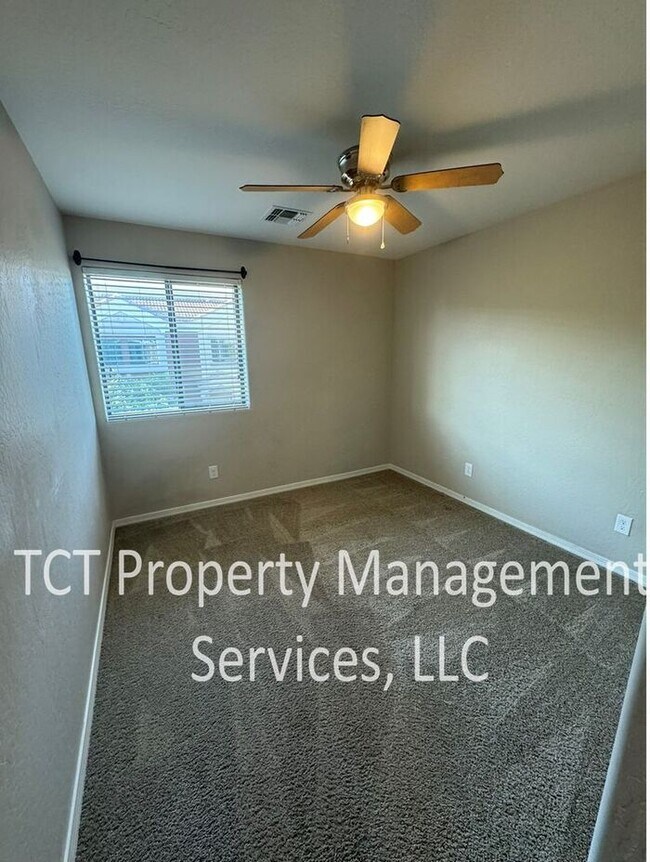 Building Photo - Updated and Low-Maintenance Townhome in Mesa!