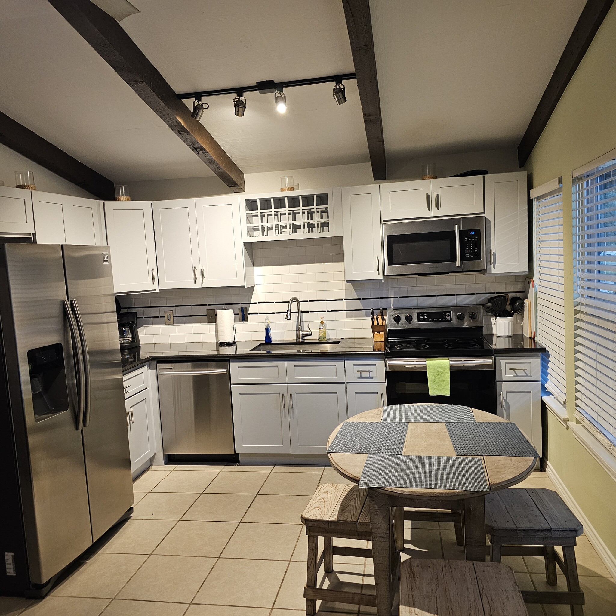 Kitchen/dinning area - 1308 N Verne St