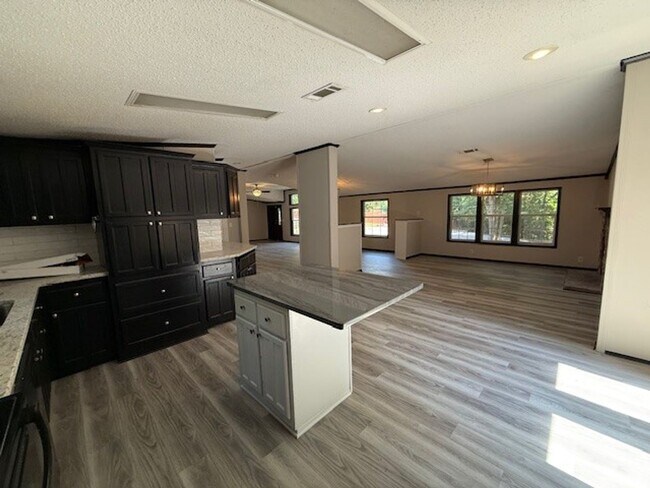 Building Photo - Available Now Spacious 3 Bedroom Home on P...