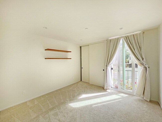 Building Photo - 2 Bed, 2 Bath Condo on the Esplanade with gated entry