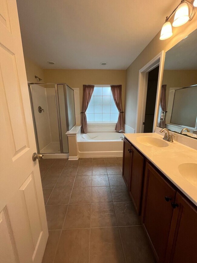 Building Photo - Beautiful 4-Bedroom 3 Bath Home with Neighborhood Pool!