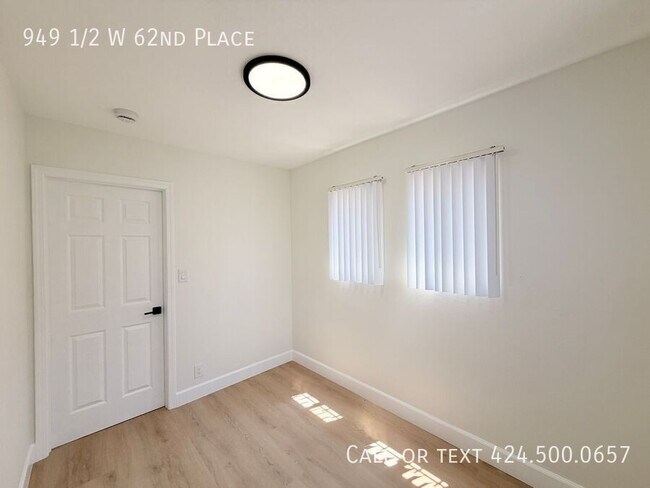 Building Photo - 949 1/2 W 62nd Place-