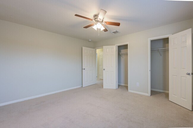 Building Photo - 4 Bed 3 Bath Home in Heritage Park!
