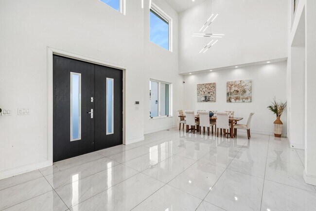 Building Photo - 7778 Laguna Heights Ct