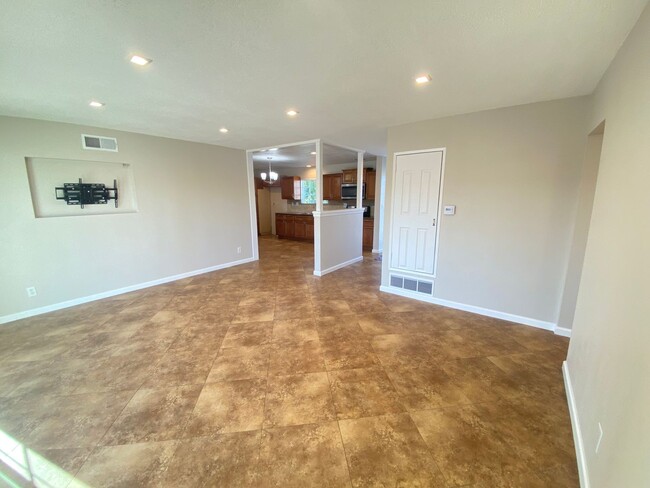 Building Photo - Beautiful Buena Park 4 Bedroom w/ AC For R...