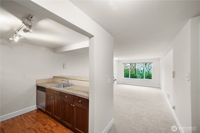Building Photo - Beautifully updated 1 bedroom next to Bitt...