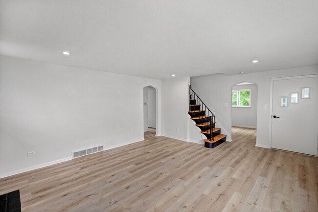 Building Photo - AVAILABLE AUGUST 1ST!! DON'T MISS THIS 3 B...