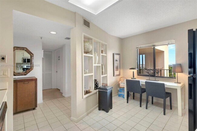 Building Photo - 2206 S Cypress Bend Dr