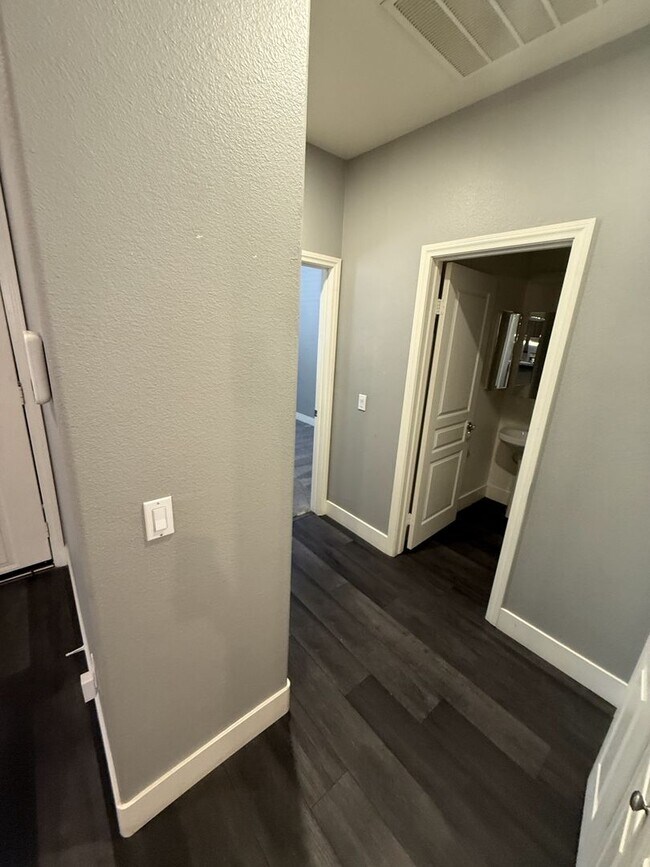 Building Photo - 821 Peachy Canyon Cir