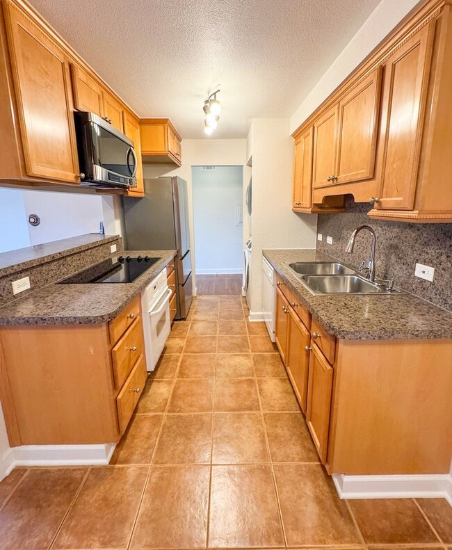 Building Photo - 675 Grove Terrace