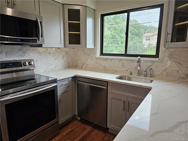 Building Photo - 9 Briarcliff Dr S