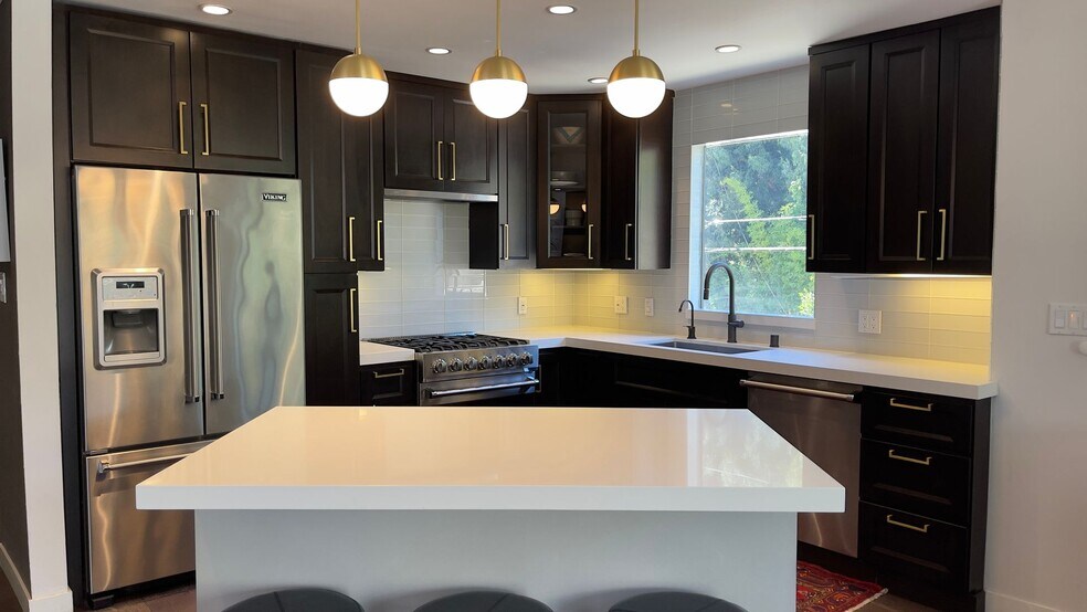 Building Photo - Live in the 90210! Stunning Modern Newly Renovated 2 Bedroom plus bonus room home in Beverly Hills!