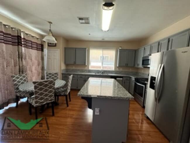 Building Photo - 4 Bedroom in East Woodland