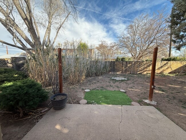 Building Photo - 2 Bedroom 1 Bathroom Townhouse in North Valley!  Refrigerated air! Ground Floor!