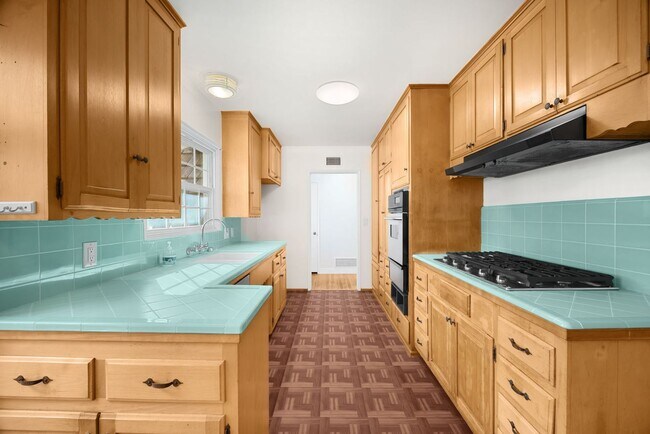 Building Photo - Desirable Fullerton Home 4 Bed 2 Bath w/ Pool & Jacuzzi