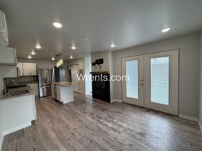 Building Photo - Quiet Small town Apartment in Davenport