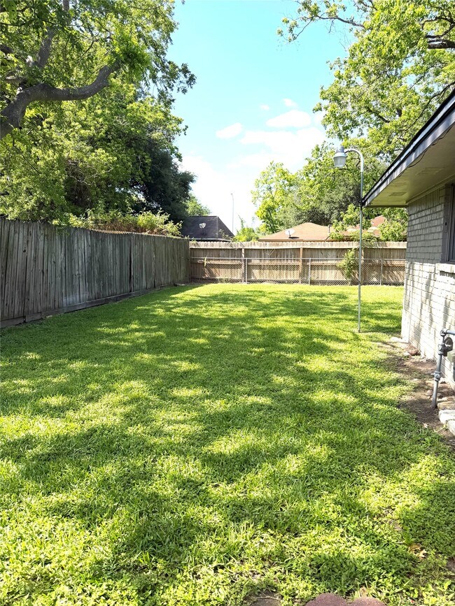 Building Photo - 954 Crestbrook Dr