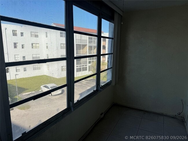 Building Photo - 2860 Somerset Dr