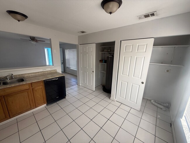 Building Photo - 1527 Schoolhouse St